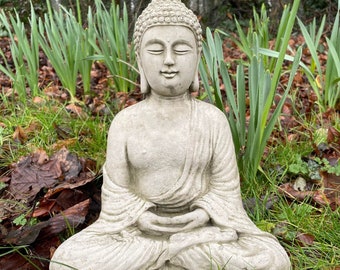 Statua di Buddha vestita di pietra ricostituita / ornamento da giardino in cemento con finitura vintage