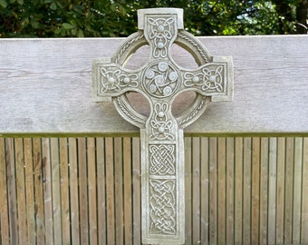 Croix celtique reconstituée en pierre suspendue statue en plaque | ornement de jardin vintage