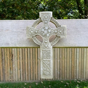 Rekonstruierter Stein keltisches Kreuz Hängeplakette Statue | Vintage Gartenornament