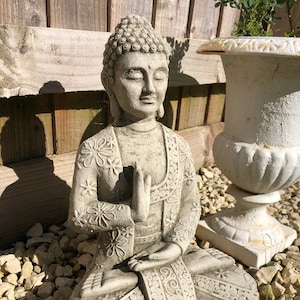 Statue de bouddha méditant en pierre reconstituée | ornement de jardin en béton vintage