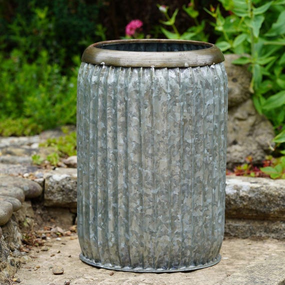 Dolly Wanne Pflanzgefäß, verzinkter Vintage Blumentopf, gerippter Metallgarten-Pflanzer, Bauernhaus-rustikale Wanne, großer Outdoor-Pflanzer, Vintage-Dekor