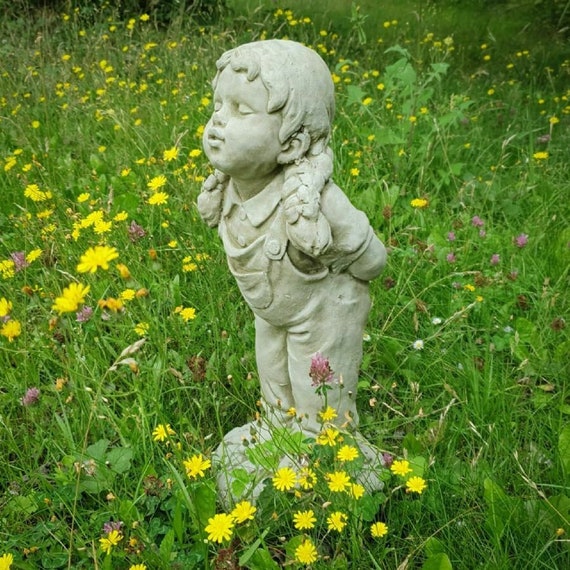 Küssende Mädchen Stein Statue rekonstituierte Cherub Kinder Garten