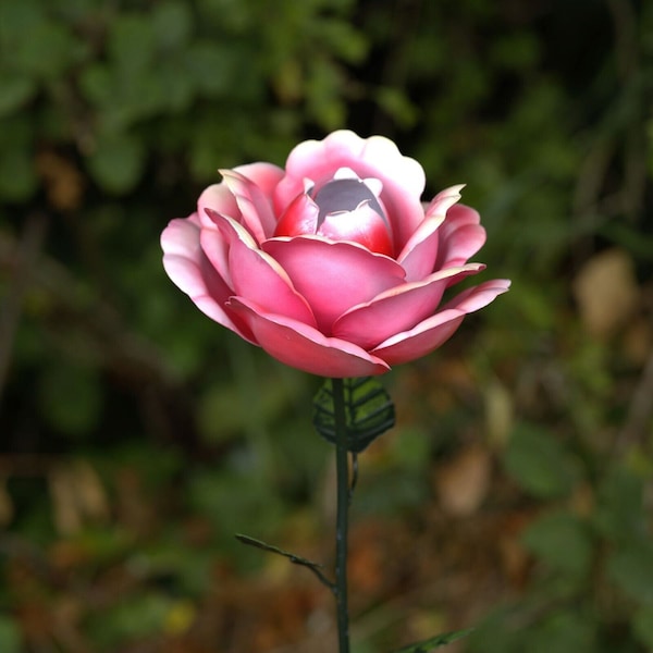Grand ornement de jardin de fleurs roses en métal rose | décor extérieur planteur rose floral