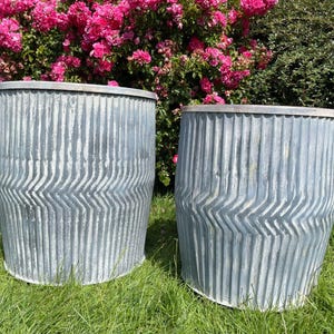 Vaso Grande In Metallo Zincato Grigio Con Effetto Bianco - Set Da 3 Pezzi Per Fiori Da Esterno