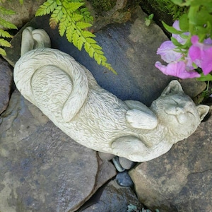 Laying cat statue | stone animal concrete garden outdoor ornament sculpture pet