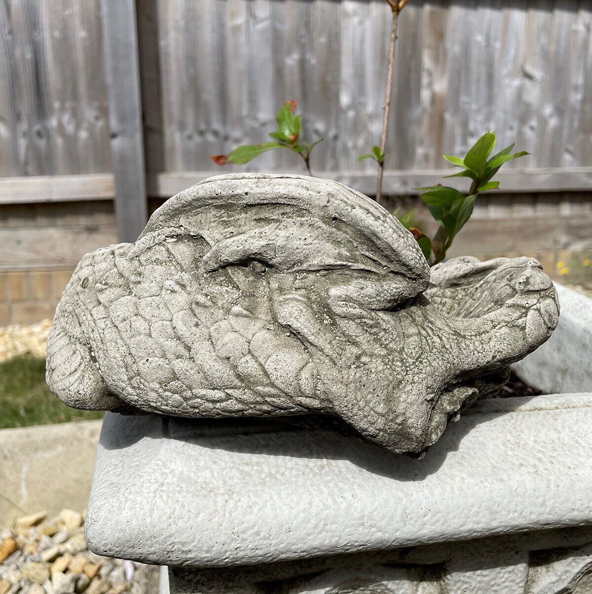 Statue en pierre de dragon au repos décor d'ornement de jardin extérieur  chinois mythique -  France