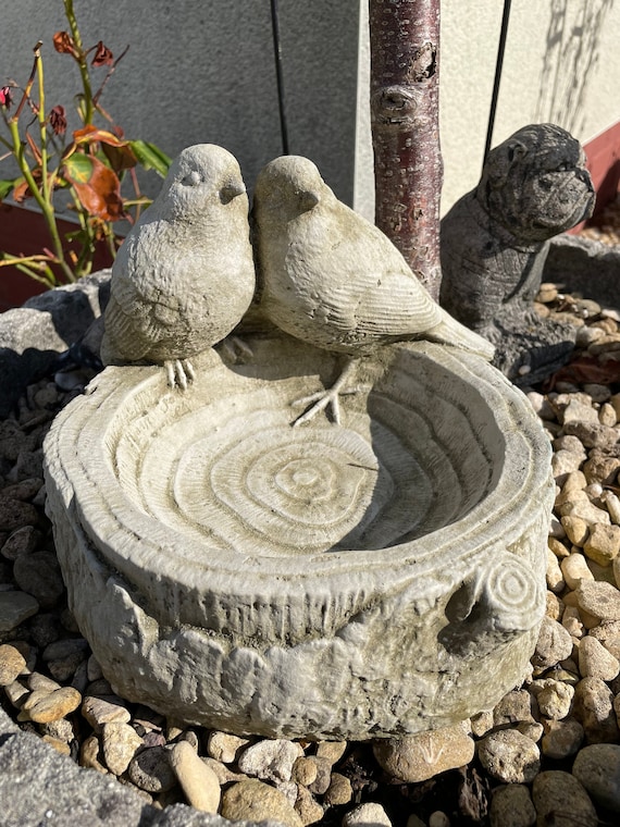 Oiseaux sur la statue en pierre de bois mangeoire bain jardin