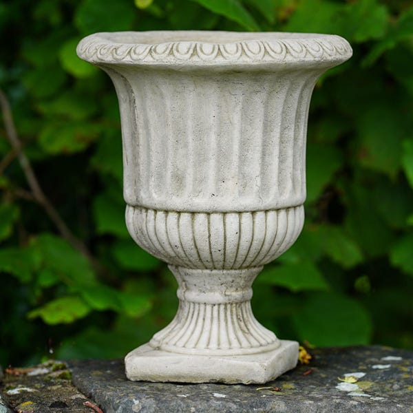 Vaso vittoriano in pietra / statua da giardino scanalata, fioriera classica da esterno