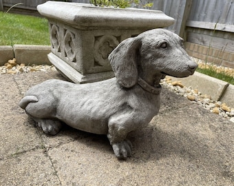 Statua in pietra bassotto in piedi/ornamento da giardino per esterni ricostituito