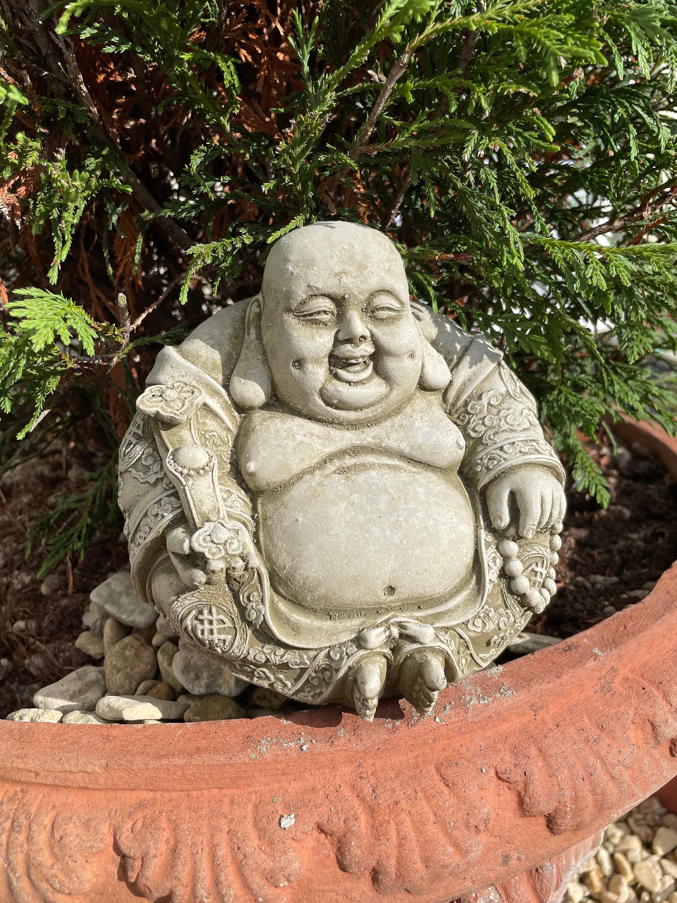 Bouddha rond une statue de pierre moine de jardin extérieur décor  reconstitué ornement -  France