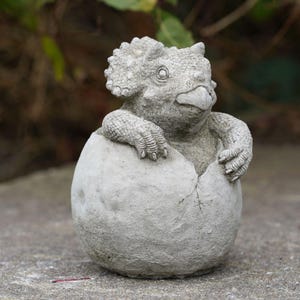 Dinosaurier im Ei Triceratops Steinstatue | Garten Ornament Muschel Dekor