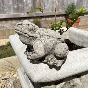 Frog stone garden statue | outdoor animal sculpture toad ornament garden decor