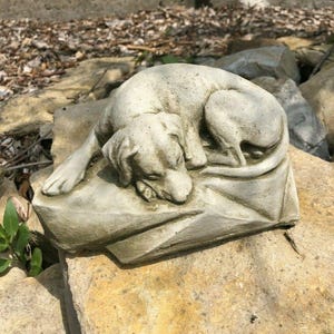Statua di cane addormentato / decorazione ornamentale da giardino in cemento e pietra ricostituita
