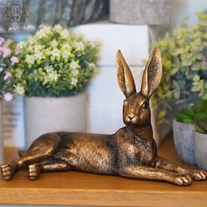 Goudliggend huisornament haas | Gouden konijn standbeeld tuin binnendecoratie