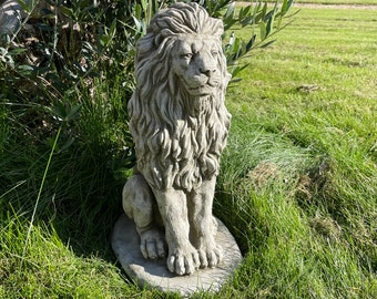 Statua del leone in posizione verticale / ornamento da giardino di animali africani in pietra ricostituita