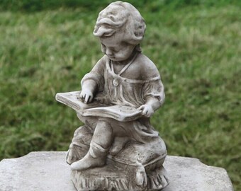 Ragazzo che legge statua di pietra / ornamento da giardino con decorazione cherubino per bambini all'aperto