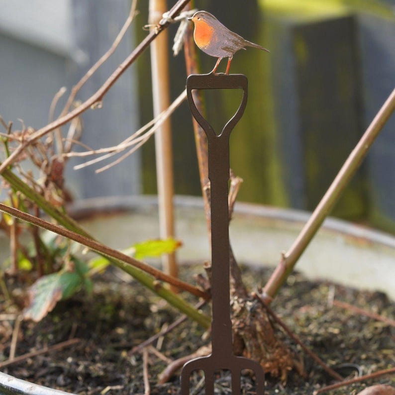 Miniaturowy rudzik na metalowym paliku ogrodowym – rzeźba ptaka na zewnątrz | Rustykalny wystrój ogrodu | Ozdoba z rudzikami do doniczek zdjęcie 2