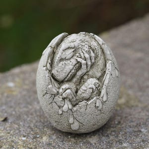 Dinosaurier im Ei Stein Statue Jura Outdoor Garten Verzierung Fossil Dekoration