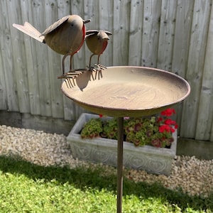 Duo Rotkehlchen-Vogeltränke auf hohem Stab | Metall britische Garten Vogel Statue Ornament