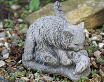 Statua di pietra raffigurante un gatto che lava i vestiti / decorazione ornamentale da giardino per esterni a forma di gattino
