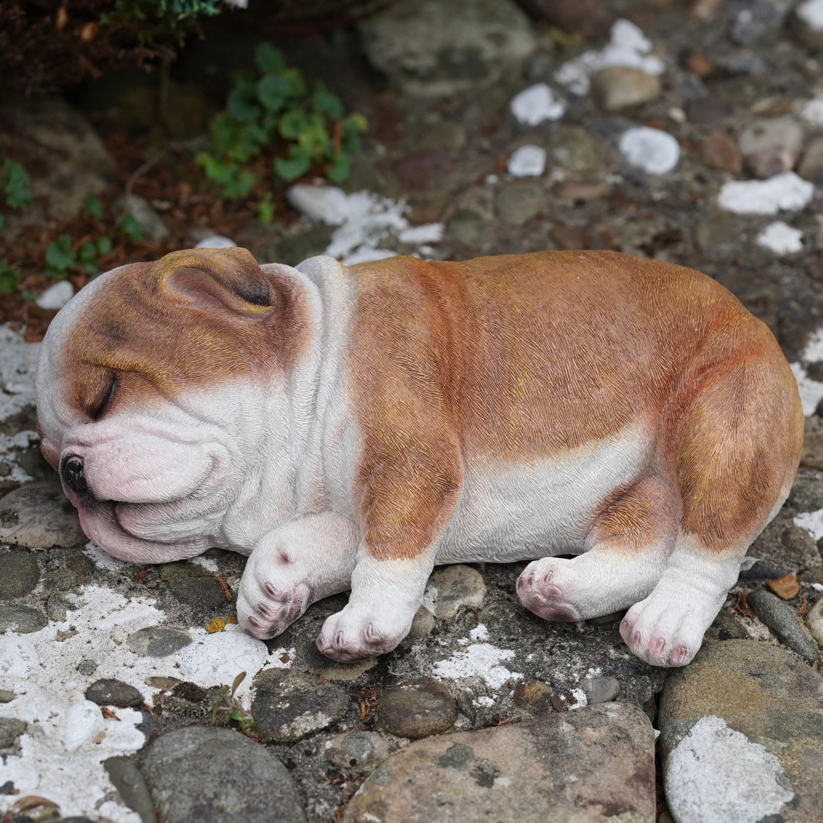眠っているブリティッシュブルドッグの子犬の樹脂彫刻家の庭の犬の像