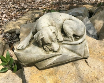 Statua del cane che dorme / cucciolo di animale in pietra ricostituita in cemento Decorazione ornamentale da giardino all'aperto