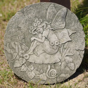 Fee op paddenstoel: stenen plaquette | vintage engelentuin buitenornament: