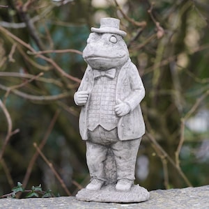 Herr Kröte Steinfigur | wind in den weiden garten schmuck garten frosch