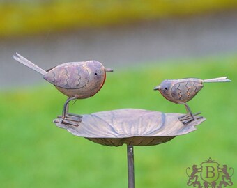 Robin sur la baignoire mangeoire pour oiseaux | Grands rouges-gorges décoratifs de jardin en métal Les rouges-gorges d'extérieur semblent être des proches près du cadeau du pieu