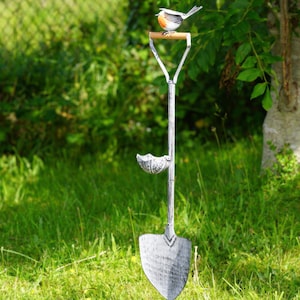 Großes Rotkehlchen auf Spaten Futterhäuschen | Gartenstecker Rotkehlchen aus Metall