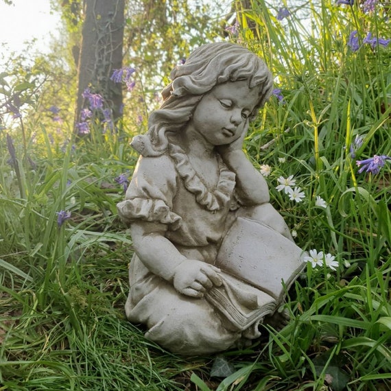 Statua della ragazza che legge / ornamento da giardino in cemento classico  in pietra ricostituita -  Italia