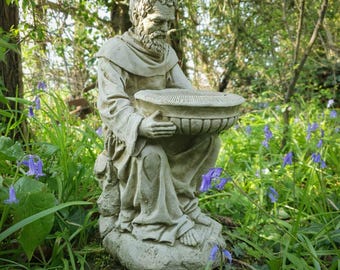 St Francis Stein Vogelhäuschen Statue | Handgemachte Garten Ornament | Rekonstruierter Stein | Rustikales Outdoor Dekor | Vintage Finish
