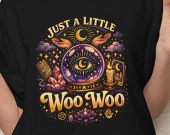 Gewoon een beetje Woo Woo-T-shirt | Kristallen bol heksenastrologie ontwerp spirituele heks geloofsmanifestatie