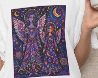 Mystieke T-shirt Angel Sisters | Engelen Sophie & Elsbeth | Boho-kunstwerk met paarse hemelse maansterren