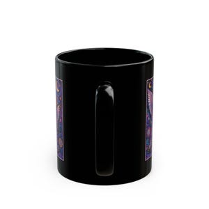 Mystische Engel Schwestern Tasse | Engel Sophie & Elsbeth | Lila Himmlischer Mond Sterne Boho Artwork Tasse | Schwarze Keramik Kaffeetasse Bild 5