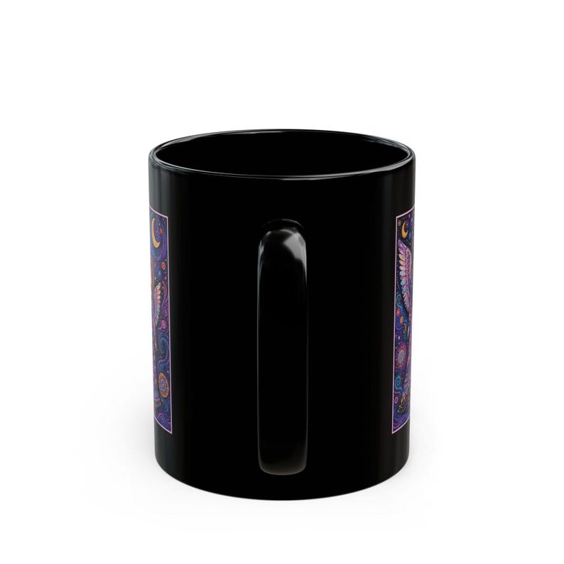 Mystische Engel Schwestern Tasse | Engel Sophie & Elsbeth | Lila Himmlischer Mond Sterne Boho Artwork Tasse | Schwarze Keramik Kaffeetasse Bild 5