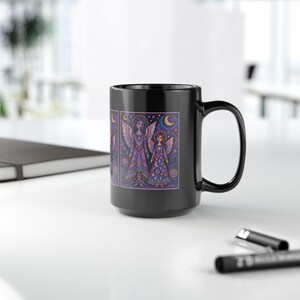 Mystische Engel Schwestern Tasse | Engel Sophie & Elsbeth | Lila Himmlischer Mond Sterne Boho Artwork Tasse | Schwarze Keramik Kaffeetasse Bild 17