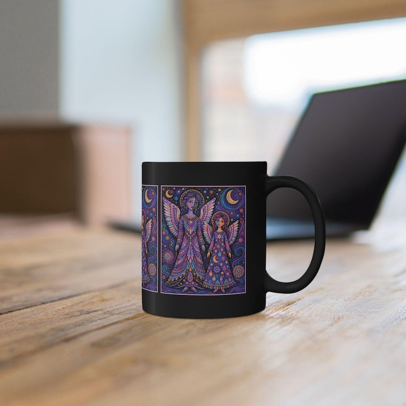 Mystische Engel Schwestern Tasse | Engel Sophie & Elsbeth | Lila Himmlischer Mond Sterne Boho Artwork Tasse | Schwarze Keramik Kaffeetasse Bild 1