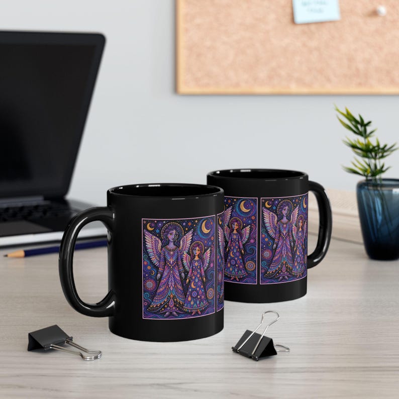Mystische Engel Schwestern Tasse | Engel Sophie & Elsbeth | Lila Himmlischer Mond Sterne Boho Artwork Tasse | Schwarze Keramik Kaffeetasse Bild 4