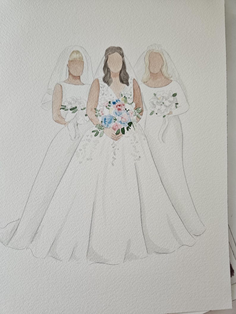K&ouml;nnte beinhalten: Ein Aquarellbild von drei Frauen in wei&szlig;en Kleidern. Die Frau in der Mitte ist die Braut und h&auml;lt einen Strau&szlig; aus rosa, blauen und wei&szlig;en Blumen. Die beiden Frauen an ihren Seiten sind Brautjungfern.