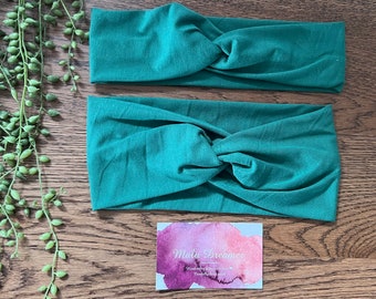 Women’s twist turban headband l Knot headband. Emerald Green stretch rayon knit.