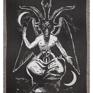 Può includere: Coperta tessuta in bianco e nero con un'illustrazione dettagliata di Baphomet, una divinità con la testa di capra, con le braccia e le ali tese. Il disegno comprende lune crescenti e testo. La coperta ha un bordo sfrangiato.