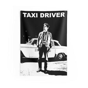 Puede incluir: Ilustración en blanco y negro de un hombre de pie junto a un taxi. El hombre lleva una chaqueta y pantalones vaqueros. El texto "TAXI DRIVER" está en la parte superior de la imagen.
