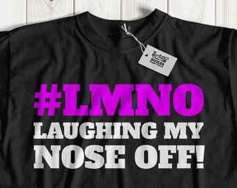 Può includere: Maglietta nera con una grafica bianca che dice "#LMNO LAUGHING MY NOSE OFF!" in lettere rosa.