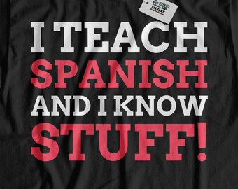 ¡Enseño español y sé cosas! Camiseta unisex divertida para profesores de español, linda camisa española, camisas España, ideas de regalos para España