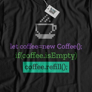Op de afbeelding: Zwart T-shirt met een gepixelde afbeelding van een kopje koffie en de tekst "let coffee=new Coffee(); if(coffee.isEmpty) coffee.refill();"