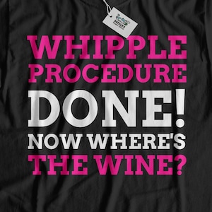 Puede incluir: Camiseta negra con el texto "Whipple Procedure Done! Now Where's The Wine?" en letras rosa y blancas.