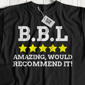Op de afbeelding: Zwart T-shirt met witte tekst die "B.B.L. AMAZING, WOULD RECOMMEND IT!" zegt en vijf gele sterren.