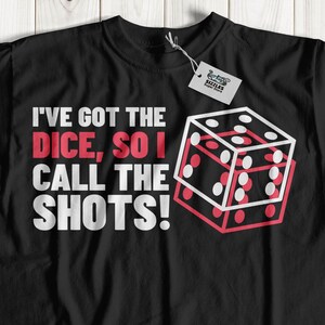 Eu tenho os dados, então eu dou as cartas! Camiseta unissex engraçada para jogos de tabuleiro e jogos de azar