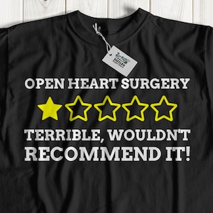 Könnte beinhalten: Schwarzes T-Shirt mit weißem Text, der "Open Heart Surgery" lautet, mit einer Ein-Sterne-Bewertung und dem Text "Schrecklich, würde es nicht empfehlen!"